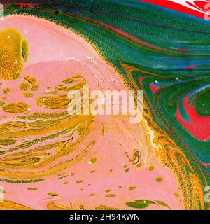 Kreative abstrakte Nagellack Hintergrund, Tapete, Acryl-Textur. Fragment einer Nahaufnahme eines Aquarell- oder Acrylbildes. Pastellfarbenes Wellenmuster Stockfoto