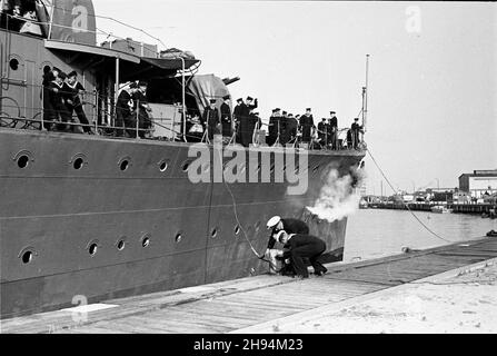 Gdynia, 1947-07-04. powrót niszczyciela polskiej marynarki wojennej ORP B³yskawica z Wielkiej Brytanii. W latach 1939-1947 okrêt s³u¿y³ wir flocie brytyjskiej. Nz. ORP B³yskawica cumuje przy nadbrze¿U portowym. po/ms PAP Gdynia, 4. Juli 1947. Die Rückkehr des Zerstörers der polnischen Marine ORP Blyskawica ('Lightning') aus Großbritannien nach Polen. Zwischen 1939 und 1947 diente das Schiff in der britischen Marine. ORP Blyskawica liegt am Hafen von Gdynia. po/ms PAP Stockfoto