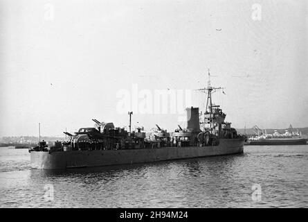 Gdynia, 1947-07-04. powrót niszczyciela polskiej marynarki wojennej ORP B³yskawica z Wielkiej Brytanii. W latach 1939-1947 okrêt s³u¿y³ wir flocie brytyjskiej. Nz. ORP B³yskawica wp³ywa do portu. po/ms PAP Gdynia, 4. Juli 1947. Die Rückkehr des Zerstörers der polnischen Marine ORP Blyskawica ('Lightning') aus Großbritannien nach Polen. Zwischen 1939 und 1947 diente das Schiff in der britischen Marine. ORP Blyskawica ruft den Port Gdynia an. po/ms PAP Stockfoto