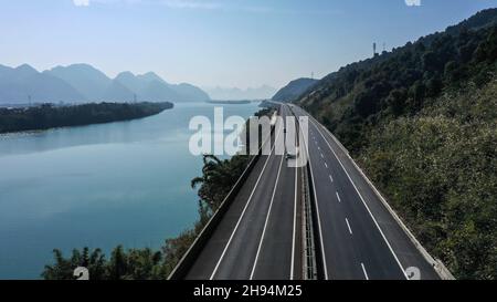 Rongan, China. 4th Dez 2021. Luftaufnahme vom 4. Dezember 2021 zeigt die Landschaft entlang des Rongjiang Flusses im Bezirk Rongan, der autonomen Region Guangxi Zhuang im Süden Chinas. Quelle: Zhang Ailin/Xinhua/Alamy Live News Stockfoto