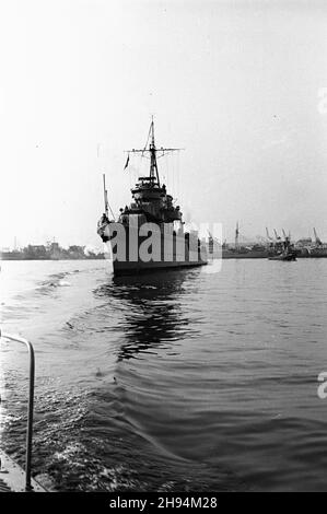 Gdynia, 1947-07-04. powrót niszczyciela polskiej marynarki wojennej ORP B³yskawica z Wielkiej Brytanii. W latach 1939-1947 okrêt s³u¿y³ wir flocie brytyjskiej. Nz. ORP B³yskawica zbli¿a siê do nadbrze¿a portowego. po/ms PAP Gdynia, 4. Juli 1947. Die Rückkehr des Zerstörers der polnischen Marine ORP Blyskawica ('Lightning') aus Großbritannien nach Polen. Zwischen 1939 und 1947 diente das Schiff in der britischen Marine. ORP Blyskawica ruft den Port Gdynia an. po/ms PAP Stockfoto