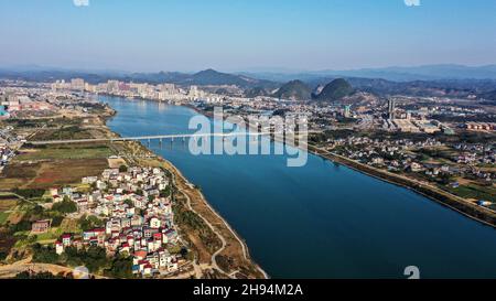 Rongan, China. 4th Dez 2021. Luftaufnahme vom 4. Dezember 2021 zeigt die Landschaft entlang des Rongjiang Flusses im Bezirk Rongan, der autonomen Region Guangxi Zhuang im Süden Chinas. Quelle: Zhang Ailin/Xinhua/Alamy Live News Stockfoto
