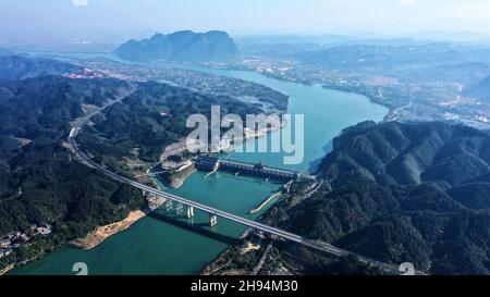 Rongan, China. 4th Dez 2021. Das Luftfoto vom 4. Dezember 2021 zeigt die Landschaft in der Nähe des Wasserkraftwerks Fushi im Bezirk Rongan, der autonomen Region Guangxi Zhuang im Süden Chinas. Quelle: Zhang Ailin/Xinhua/Alamy Live News Stockfoto
