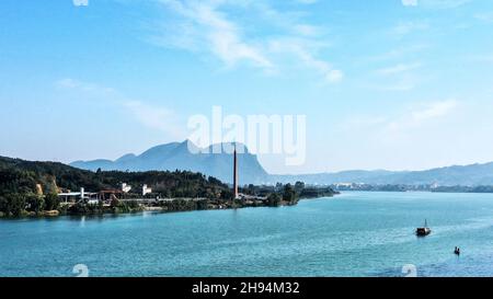 Rongan, China. 4th Dez 2021. Luftaufnahme vom 4. Dezember 2021 zeigt die Landschaft entlang des Rongjiang Flusses im Bezirk Rongan, der autonomen Region Guangxi Zhuang im Süden Chinas. Quelle: Zhang Ailin/Xinhua/Alamy Live News Stockfoto