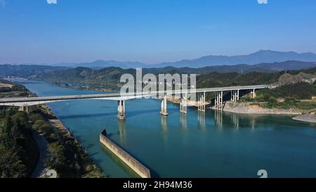 Rongan, China. 4th Dez 2021. Luftaufnahme vom 4. Dezember 2021 zeigt die Landschaft entlang des Rongjiang Flusses im Bezirk Rongan, der autonomen Region Guangxi Zhuang im Süden Chinas. Quelle: Zhang Ailin/Xinhua/Alamy Live News Stockfoto