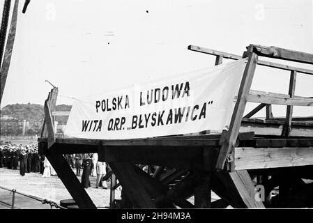 Gdynia, 1947-07-04. powrót niszczyciela polskiej marynarki wojennej ORP B³yskawica z Wielkiej Brytanii. W latach 1939-1947 okrêt s³u¿y³ wir flocie brytyjskiej. NZ. Transparent pulvitalny na nadbrze¿U portowym. po/ms PAP Gdynia, 4. Juli 1947. Die Rückkehr des Zerstörers der polnischen Marine ORP Blyskawica ('Lightning') aus Großbritannien nach Polen. Zwischen 1939 und 1947 diente das Schiff in der britischen Marine. Bild: Ein Willkommensbanner. po/ms PAP Stockfoto