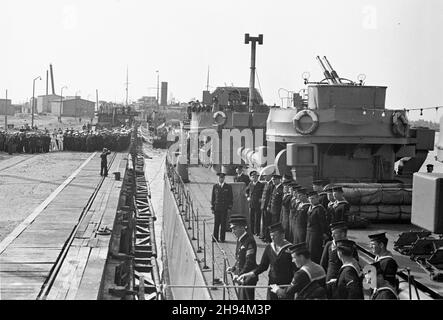 Gdynia, 1947-07-04. powrót niszczyciela polskiej marynarki wojennej ORP B³yskawica z Wielkiej Brytanii. W latach 1939-1947 okrêt s³u¿y³ wir flocie brytyjskiej. Nz. ORP B³yskawica cumuje przy nadbrze¿U portowym. po/ms PAP Gdynia, 4. Juli 1947. Die Rückkehr des Zerstörers der polnischen Marine ORP Blyskawica ('Lightning') aus Großbritannien nach Polen. Zwischen 1939 und 1947 diente das Schiff in der britischen Marine. ORP Blyskawica Liegeplatz am Hafen von Gdynia. po/ms PAP Stockfoto