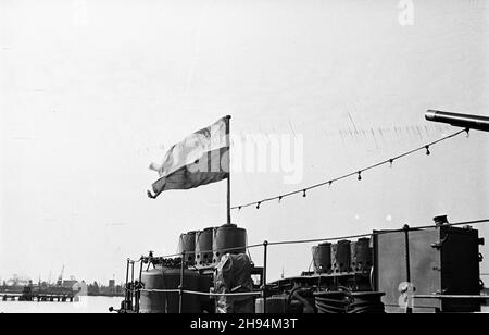 Gdynia, 1947-07-04. powrót niszczyciela polskiej marynarki wojennej ORP B³yskawica z Wielkiej Brytanii. W latach 1939-1947 okrêt s³u¿y³ wir flocie brytyjskiej. NZ. bandera polska na ORP B³yskawica. po/ms PAP Gdynia, 4. Juli 1947. Die Rückkehr des Zerstörers der polnischen Marine ORP Blyskawica ('Lightning') aus Großbritannien nach Polen. Zwischen 1939 und 1947 diente das Schiff in der britischen Marine. Bild: Die polnische Flagge wurde auf ORP Blyskawica gehisst. po/ms PAP Stockfoto