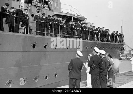 Gdynia, 1947-07-04. powrót niszczyciela polskiej marynarki wojennej ORP B³yskawica z Wielkiej Brytanii. W latach 1939-1947 okrêt s³u¿y³ wir flocie brytyjskiej. Nz. ORP B³yskawica cumuje przy nadbrze¿U portowym. po/ms PAP Gdynia, 4. Juli 1947. Die Rückkehr des Zerstörers der polnischen Marine ORP Blyskawica ('Lightning') aus Großbritannien nach Polen. Zwischen 1939 und 1947 diente das Schiff in der britischen Marine. Bild: ORP Blyskawica-Anlegestelle am Hafen von Gdynia. po/ms PAP Stockfoto