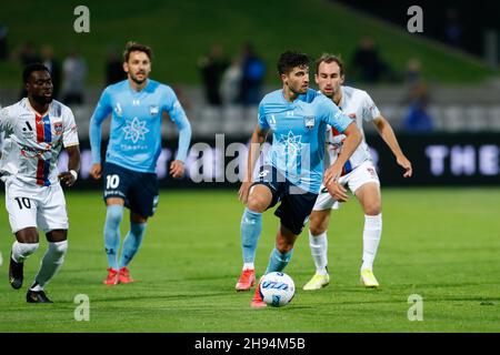 Sydney, Australien. 04th Dez 2021. 4th. Dezember 2021; Netstrata Jubilee Stadium, Sydney, NSW, Australien: A-League Football, Sydney FC gegen Newcastle Jets; Paulo Retre vom Sydney FC steuert den Ball, während er vorwärts fährt Credit: Action Plus Sports Images/Alamy Live News Stockfoto