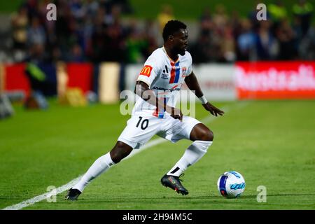 Sydney, Australien. 04th Dez 2021. 4th. Dezember 2021; Netstrata Jubilee Stadium, Sydney, NSW, Australien: A-League Football, Sydney FC gegen Newcastle Jets; Olivier Boumal von Newcastle Jets dreht den Ball im Inneren Credit: Action Plus Sports Images/Alamy Live News Stockfoto