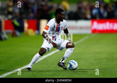 Sydney, Australien. 04th Dez 2021. 4th. Dezember 2021; Netstrata Jubilee Stadium, Sydney, NSW, Australien: A-League Football, Sydney FC gegen Newcastle Jets; Olivier Boumal von Newcastle Jets dreht den Ball im Inneren Credit: Action Plus Sports Images/Alamy Live News Stockfoto