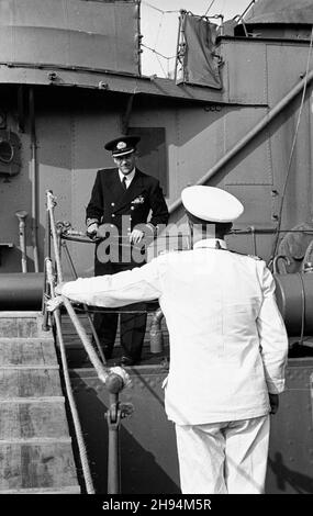 Gdynia, 1947-07-04. powrót niszczyciela polskiej marynarki wojennej ORP B³yskawica z Wielkiej Brytanii. W latach 1939-1947 okrêt s³u¿y³ wir flocie brytyjskiej. NZ. dowódca jednostki komandor podporucznik Boles³aw Rymanowski i kontradmira³ W³odzimierz Steyer (odwrócony). po/ms PAP Gdynia, 4. Juli 1947. Die Rückkehr des Zerstörers der polnischen Marine ORP Blyskawica ('Lightning') aus Großbritannien nach Polen. Zwischen 1939 und 1947 diente das Schiff in der britischen Marine. Im Bild: Zerstörter Kommandant Boleslaw Rymanowski und Konteradmiral Wlodzimierz Steyer (in weißer Uniform). po/ms PAP Stockfoto