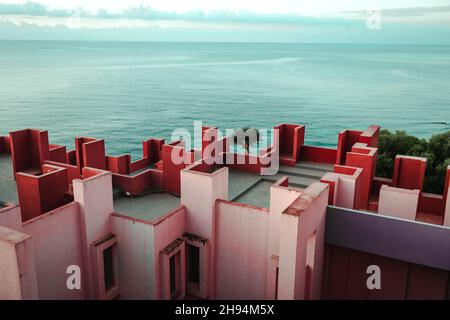 La Muralla Roja in Manzanera, Calpe, Spanien bei Tageslicht Stockfoto