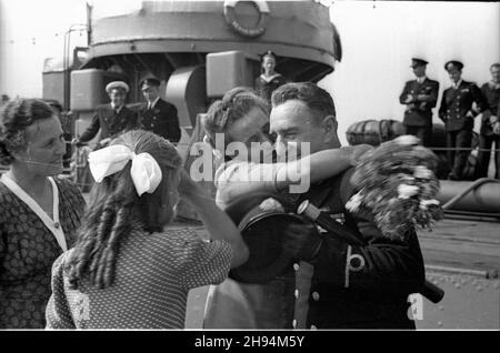 Gdynia, 1947-07-04. powrót niszczyciela polskiej marynarki wojennej ORP B³yskawica z Wielkiej Brytanii. W latach 1939-1947 okrêt s³u¿y³ wir flocie brytyjskiej. NZ. cz³onkowie za³ogi witaj¹ siê z rodzinami. po/ms PAP Gdynia, 4. Juli 1947. Die Rückkehr des Zerstörers der polnischen Marine ORP Blyskawica ('Lightning') aus Großbritannien nach Polen. Zwischen 1939 und 1947 diente das Schiff in der britischen Marine. Im Bild: Besatzungsmitglieder werden von Familien begrüßt. po/ms PAP Stockfoto