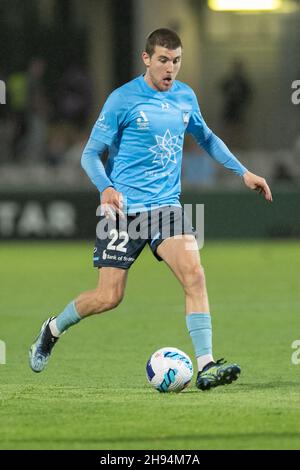 Sydney, Australien. 04th Dez 2021. 4th. Dezember 2021; Netstrata Jubilee Stadium, Sydney, NSW, Australien: A-League Football, Sydney FC gegen Newcastle Jets; Max Burgess vom Sydney FC kontrolliert den Ball und bringt Vorfreude Kredit: Action Plus Sports Images/Alamy Live News Stockfoto