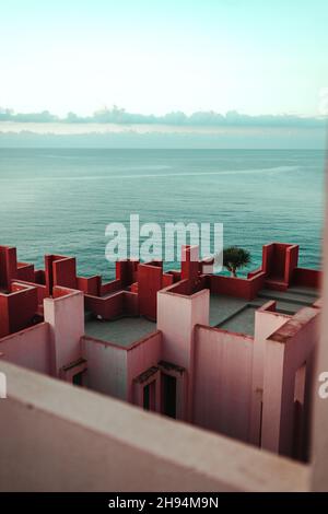 Vertikale Aufnahme der La Muralla Roja in Manzanera, Calpe, Spanien bei Tageslicht Stockfoto