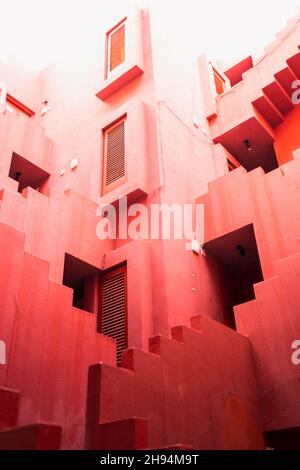 Vertikale Aufnahme der La Muralla Roja in Manzanera, Calpe, Spanien bei Tageslicht Stockfoto