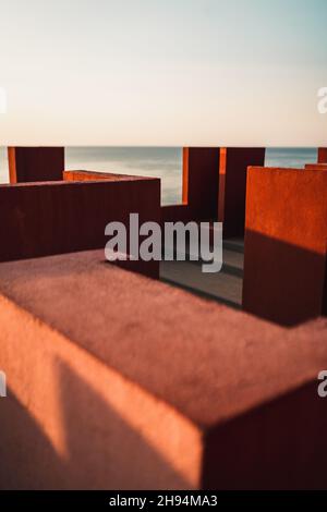 Vertikale Aufnahme der La Muralla Roja in Manzanera, Calpe, Spanien bei Sonnenuntergang Stockfoto