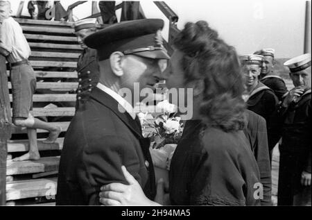 Gdynia, 1947-07-04. powrót niszczyciela polskiej marynarki wojennej ORP B³yskawica z Wielkiej Brytanii. W latach 1939-1947 okrêt s³u¿y³ wir flocie brytyjskiej. NZ. cz³onkowie za³ogi witaj¹ siê z rodzinami. po/ms PAP Gdynia, 4. Juli 1947. Die Rückkehr des Zerstörers der polnischen Marine ORP Blyskawica ('Lightning') aus Großbritannien nach Polen. Zwischen 1939 und 1947 diente das Schiff in der britischen Marine. Im Bild: Besatzungsmitglieder werden von Familien begrüßt. po/ms PAP Stockfoto