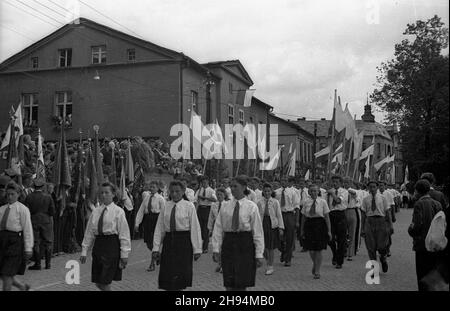 Kartuzy, 1947-07-06. Rynek w Kartuzach. Uroczystoœæ przekazania Kartuskiemu Pu³kowi Piechoty sztandaru ufundowanego przez mieszkañców miasta. NZ. Defilada organizacji m³odzie¿owych. bk/ak PAP Kartuzy, Marketplace, 6. Juli 1947. Zeremonie der Weiterleitung eines von den Bewohnern der Stadt finanzierten Banners an das Infanterie-Regiment von Kartuzy. Im Bild: Eine Parade von Jugendorganisationen. bk/ak PAP Stockfoto