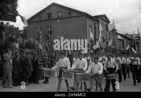 Kartuzy, 1947-07-06. Rynek w Kartuzach. Uroczystoœæ przekazania Kartuskiemu Pu³kowi Piechoty sztandaru ufundowanego przez mieszkañców miasta. NZ. parada m³odzie¿y. bk/ak PAP Kartuzy, Marketplace, 6. Juli 1947. Zeremonie der Weiterleitung eines von den Bewohnern der Stadt finanzierten Banners an das Infanterie-Regiment von Kartuzy. Im Bild: Eine Parade von Jugendlichen. bk/ak PAP Stockfoto