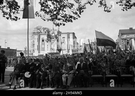 Kartuzy, 1947-07-06. Rynek w Kartuzach. Uroczystoœæ przekazania Kartuskiemu Pu³kowi Piechoty sztandaru ufundowanego przez mieszkañców miasta. NZ. pocz¹tek uroczystej mszy œwiêtej. bk/ak PAP Kartuzy, Marketplace, 6. Juli 1947. Zeremonie der Weiterleitung eines Banners (Zentrum), das von den Bewohnern der Stadt an das Infanterie-Regiment von Kartuzy finanziert wurde. Bild: Beginn der Feldmasse. bk/ak PAP Stockfoto