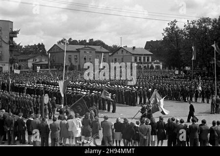 Kartuzy, 1947-07-06. Rynek w Kartuzach. Uroczystoœæ przekazania Kartuskiemu Pu³kowi Piechoty sztandaru ufundowanego przez mieszkañców miasta. Nz. ¿o³nierze Ró¿nych rodzajów wojsk. bk/ak PAP Kartuzy, Marketplace, 6. Juli 1947. Zeremonie der Weiterleitung eines Banners (Zentrum), das von den Bewohnern der Stadt an das Infanterie-Regiment von Kartuzy finanziert wurde. Im Bild: Soldaten verschiedener Militäreinheiten. bk/ak PAP Stockfoto