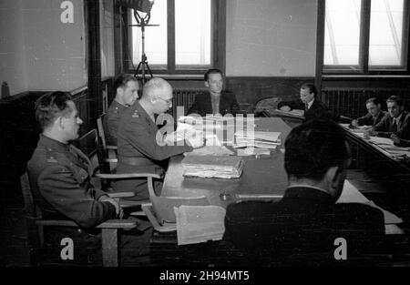 Warszawa, 1947-07-08. Pierwszy dzieñ procesu cz³onków Zrzeszenia Wolnoœæ i Niezawis³oœæ (win), oskar¿onych o dzia³alnoœæ szpiegowsk¹ w ramach komórki wywiadowczej o kryptonimie Liceum. Rozprawa toczy³a siê przed Wojskowym S¹dem Rejonowym. NZ. sêdziowie komplett orzekaj¹cego. po/mgs PAP Warschau, 8. Juli 1947. Der erste Tag des Prozesses gegen Mitglieder der Freedom and Independence Association, der Spionage beschuldigt. Der Prozess fand vor dem Militärbezirksgericht statt. Im Bild: Die Richter. po/mgs PAP Stockfoto