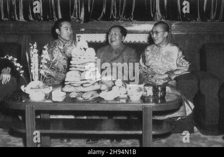 PEKING, CHINA - 24. Februar 1955 - Mao Zedong (Mitte) trifft sich mit 14th Dalai Lama (rechts von Mao) und 10th Panchen Lama (links von Mao) zum Feiern Stockfoto