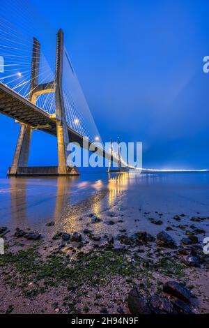 Die imposante Vasco da Gama-Brücke über den Fluss Tejo in Lissabon, Portugal, wurde im Morgengrauen mit dem Kabel abgespannt Stockfoto