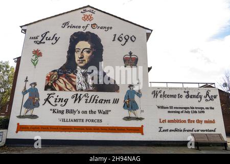 BELFAST, VEREINIGTES KÖNIGREICH - 02. Nov 2021: Ein Wandgemälde von König William Third auf einem Gebäude mit dem Text 'Welcome to Sandy Row' in Belfast, Großbritannien Stockfoto