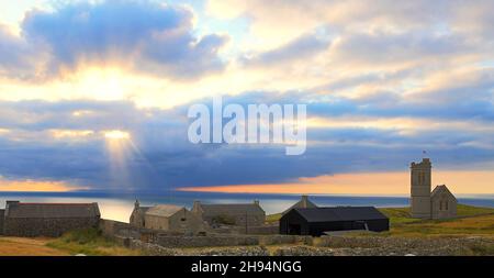 Dramatischer Sonnenaufgang über Lundy Village & St. Helen's Church auf Lundy Island, Bristol Channel, Devon, England, Großbritannien Stockfoto