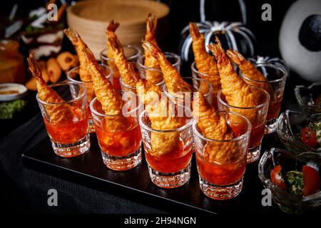 Snacks auf dem Banketttisch. Gebratene Garnelen. Stockfoto