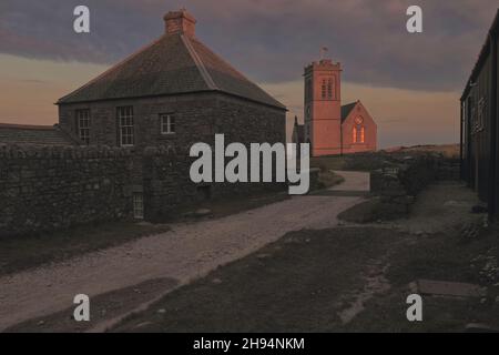 Vom Dorf Lundy aus gesehen, fangen die Fenster der St. Helen's Church die letzten Sonnenstrahlen ein - Lundy Island, Bristol Channel, Devon, England, UK Stockfoto