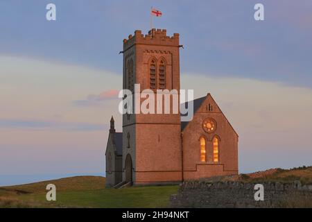 Die Fenster der St. Helen's Church fangen die letzten Sonnenstrahlen ein - Lundy Island, Bristol Channel, Devon, England, UK Stockfoto