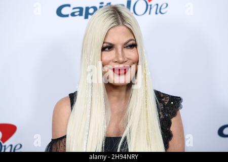 INGLEWOOD, LOS ANGELES, KALIFORNIEN, USA - 03. DEZEMBER: Tori Spelling kommt bei iHeartRadio 102,7 KIIS FM's Jingle Ball 2021 präsentiert von Capital One, gehalten auf dem Forum am 3. Dezember 2021 in Inglewood, Los Angeles, Kalifornien, USA. (Foto von Xavier Collin/Image Press Agency/Sipa USA) Stockfoto