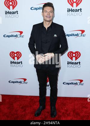 INGLEWOOD, LOS ANGELES, KALIFORNIEN, USA - 03. DEZEMBER: Ryan Seacrest kommt bei iHeartRadio 102,7 KIIS FM's Jingle Ball 2021 präsentiert von Capital One, gehalten auf dem Forum am 3. Dezember 2021 in Inglewood, Los Angeles, Kalifornien, USA. (Foto von Xavier Collin/Image Press Agency/Sipa USA) Stockfoto