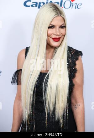 INGLEWOOD, LOS ANGELES, KALIFORNIEN, USA - 03. DEZEMBER: Tori Spelling kommt bei iHeartRadio 102,7 KIIS FM's Jingle Ball 2021 präsentiert von Capital One, gehalten auf dem Forum am 3. Dezember 2021 in Inglewood, Los Angeles, Kalifornien, USA. (Foto von Xavier Collin/Image Press Agency/Sipa USA) Stockfoto