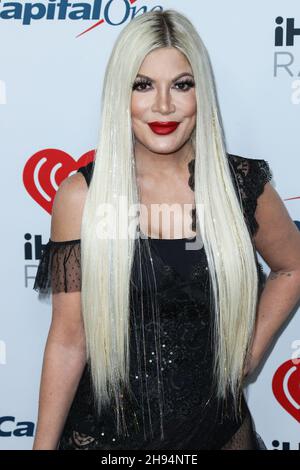 INGLEWOOD, LOS ANGELES, KALIFORNIEN, USA - 03. DEZEMBER: Tori Spelling kommt bei iHeartRadio 102,7 KIIS FM's Jingle Ball 2021 präsentiert von Capital One, gehalten auf dem Forum am 3. Dezember 2021 in Inglewood, Los Angeles, Kalifornien, USA. (Foto von Xavier Collin/Image Press Agency/Sipa USA) Stockfoto