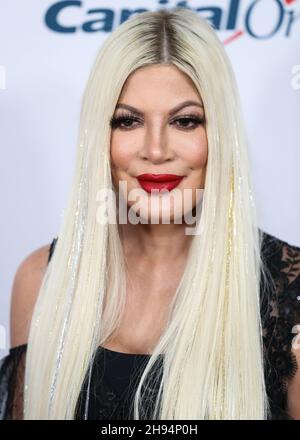 Inglewood, Usa. 03rd Dez 2021. INGLEWOOD, LOS ANGELES, KALIFORNIEN, USA - 03. DEZEMBER: Tori Spelling kommt bei iHeartRadio 102,7 KIIS FM's Jingle Ball 2021 präsentiert von Capital One, gehalten auf dem Forum am 3. Dezember 2021 in Inglewood, Los Angeles, Kalifornien, USA. (Foto: Xavier Collin/Image Press Agency/Sipa USA) Quelle: SIPA USA/Alamy Live News Stockfoto