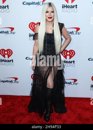 Inglewood, Usa. 03rd Dez 2021. INGLEWOOD, LOS ANGELES, KALIFORNIEN, USA - 03. DEZEMBER: Tori Spelling kommt bei iHeartRadio 102,7 KIIS FM's Jingle Ball 2021 präsentiert von Capital One, gehalten auf dem Forum am 3. Dezember 2021 in Inglewood, Los Angeles, Kalifornien, USA. (Foto: Xavier Collin/Image Press Agency/Sipa USA) Quelle: SIPA USA/Alamy Live News Stockfoto