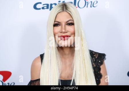 Inglewood, Usa. 03rd Dez 2021. INGLEWOOD, LOS ANGELES, KALIFORNIEN, USA - 03. DEZEMBER: Tori Spelling kommt bei iHeartRadio 102,7 KIIS FM's Jingle Ball 2021 präsentiert von Capital One, gehalten auf dem Forum am 3. Dezember 2021 in Inglewood, Los Angeles, Kalifornien, USA. (Foto: Xavier Collin/Image Press Agency/Sipa USA) Quelle: SIPA USA/Alamy Live News Stockfoto
