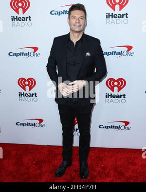 Inglewood, Usa. 03rd Dez 2021. INGLEWOOD, LOS ANGELES, KALIFORNIEN, USA - 03. DEZEMBER: Ryan Seacrest kommt bei iHeartRadio 102,7 KIIS FM's Jingle Ball 2021 präsentiert von Capital One, gehalten auf dem Forum am 3. Dezember 2021 in Inglewood, Los Angeles, Kalifornien, USA. (Foto: Xavier Collin/Image Press Agency/Sipa USA) Quelle: SIPA USA/Alamy Live News Stockfoto
