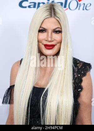 Inglewood, Usa. 03rd Dez 2021. INGLEWOOD, LOS ANGELES, KALIFORNIEN, USA - 03. DEZEMBER: Tori Spelling kommt bei iHeartRadio 102,7 KIIS FM's Jingle Ball 2021 präsentiert von Capital One, gehalten auf dem Forum am 3. Dezember 2021 in Inglewood, Los Angeles, Kalifornien, USA. (Foto: Xavier Collin/Image Press Agency/Sipa USA) Quelle: SIPA USA/Alamy Live News Stockfoto