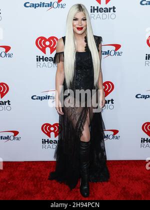 Inglewood, Usa. 03rd Dez 2021. INGLEWOOD, LOS ANGELES, KALIFORNIEN, USA - 03. DEZEMBER: Tori Spelling kommt bei iHeartRadio 102,7 KIIS FM's Jingle Ball 2021 präsentiert von Capital One, gehalten auf dem Forum am 3. Dezember 2021 in Inglewood, Los Angeles, Kalifornien, USA. (Foto: Xavier Collin/Image Press Agency/Sipa USA) Quelle: SIPA USA/Alamy Live News Stockfoto
