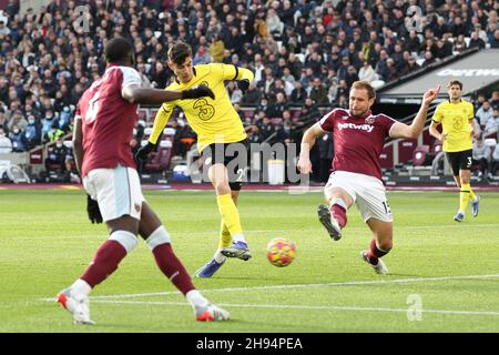 London, Großbritannien. 04th Dez 2021. Kai Havertz von Chelsea steht kurz vor der Eröffnung des Tores während des Premier League-Spiels zwischen West Ham United und Chelsea am 4. Dezember 2021 im London Stadium, Queen Elizabeth Olympic Park, London, England. Foto von Ken Sparks. Nur zur redaktionellen Verwendung, Lizenz für kommerzielle Nutzung erforderlich. Keine Verwendung bei Wetten, Spielen oder Veröffentlichungen einzelner Clubs/Vereine/Spieler. Kredit: UK Sports Pics Ltd/Alamy Live Nachrichten Stockfoto