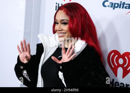 Inglewood, Usa. 03rd Dez 2021. INGLEWOOD, LOS ANGELES, KALIFORNIEN, USA - 03. DEZEMBER: Saweetie kommt auf iHeartRadio 102,7 KIIS FM's Jingle Ball 2021 präsentiert von Capital One auf dem Forum am 3. Dezember 2021 in Inglewood, Los Angeles, Kalifornien, USA statt. (Foto: Xavier Collin/Image Press Agency/Sipa USA) Quelle: SIPA USA/Alamy Live News Stockfoto