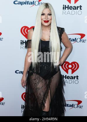 Inglewood, Usa. 03rd Dez 2021. INGLEWOOD, LOS ANGELES, KALIFORNIEN, USA - 03. DEZEMBER: Tori Spelling kommt bei iHeartRadio 102,7 KIIS FM's Jingle Ball 2021 präsentiert von Capital One, gehalten auf dem Forum am 3. Dezember 2021 in Inglewood, Los Angeles, Kalifornien, USA. (Foto: Xavier Collin/Image Press Agency/Sipa USA) Quelle: SIPA USA/Alamy Live News Stockfoto