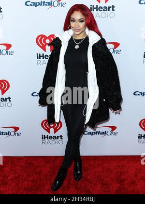 Inglewood, Usa. 03rd Dez 2021. INGLEWOOD, LOS ANGELES, KALIFORNIEN, USA - 03. DEZEMBER: Saweetie kommt auf iHeartRadio 102,7 KIIS FM's Jingle Ball 2021 präsentiert von Capital One auf dem Forum am 3. Dezember 2021 in Inglewood, Los Angeles, Kalifornien, USA statt. (Foto: Xavier Collin/Image Press Agency/Sipa USA) Quelle: SIPA USA/Alamy Live News Stockfoto